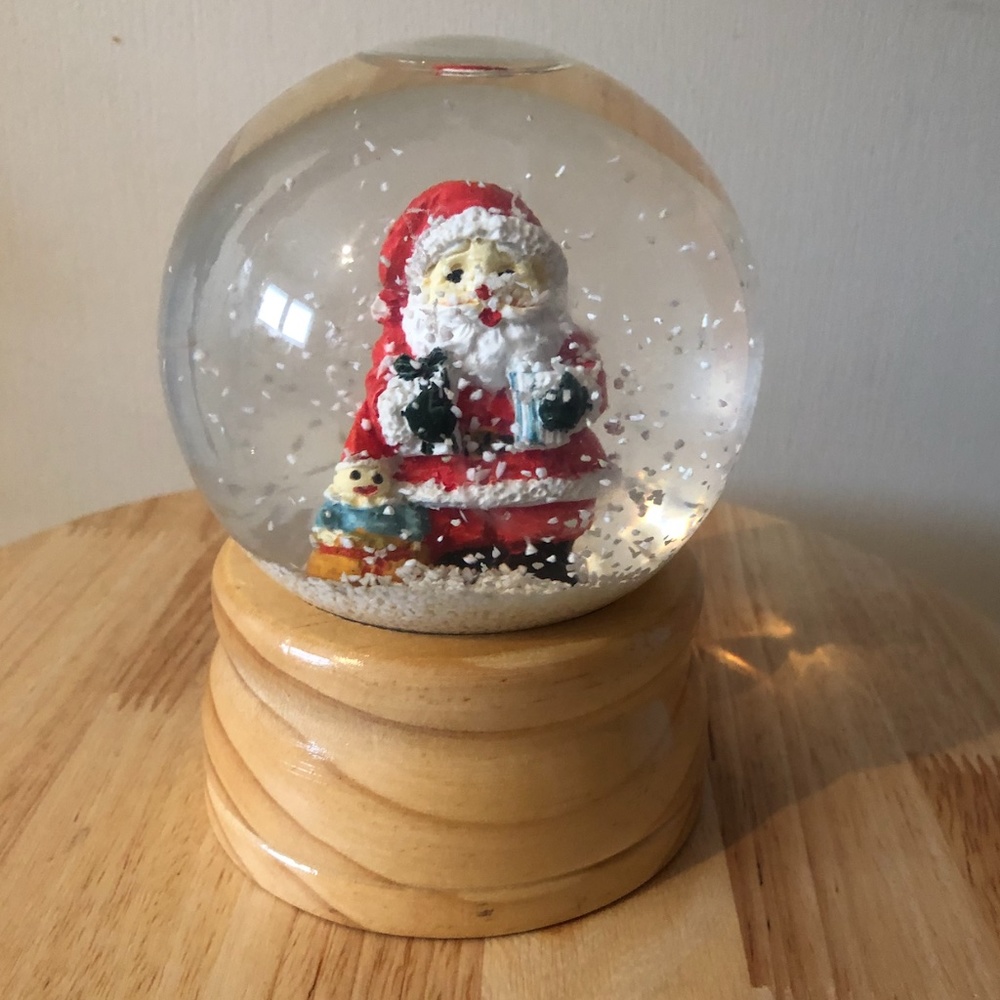 Vintage snow globe with Santa Claus GUC